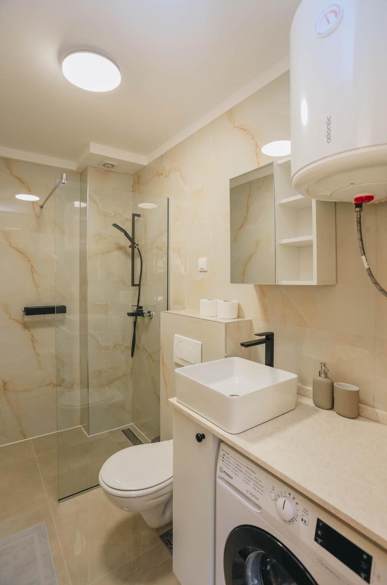 Toplish 1 In Apartment