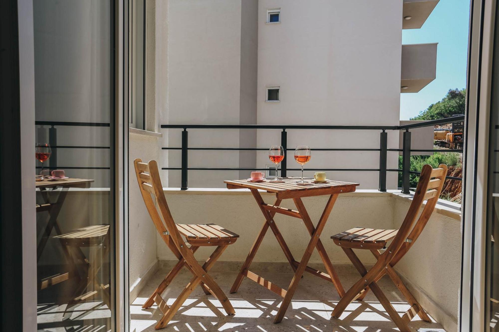 Toplish 1 In Apartment