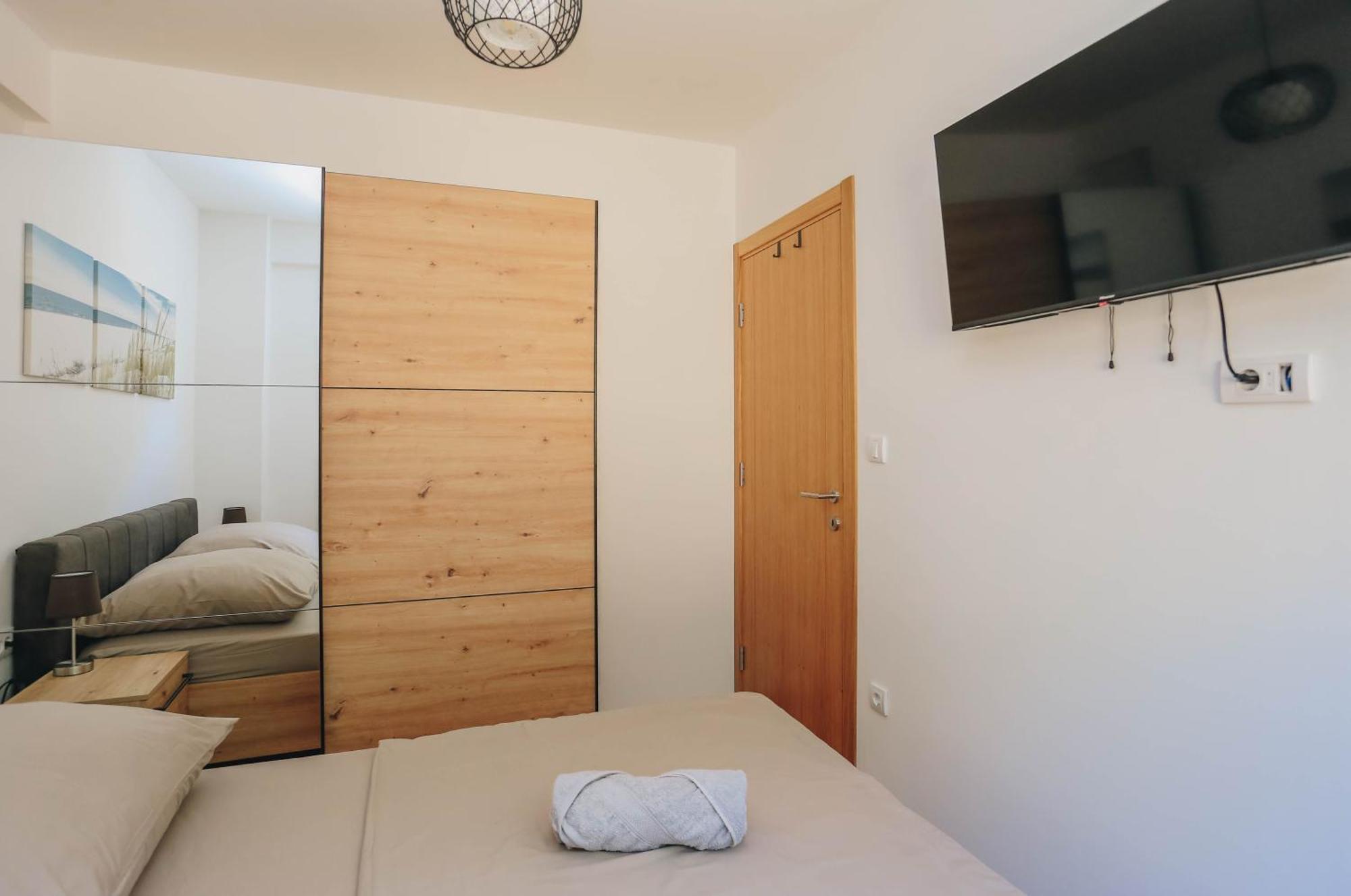 Toplish 1 In Apartment *